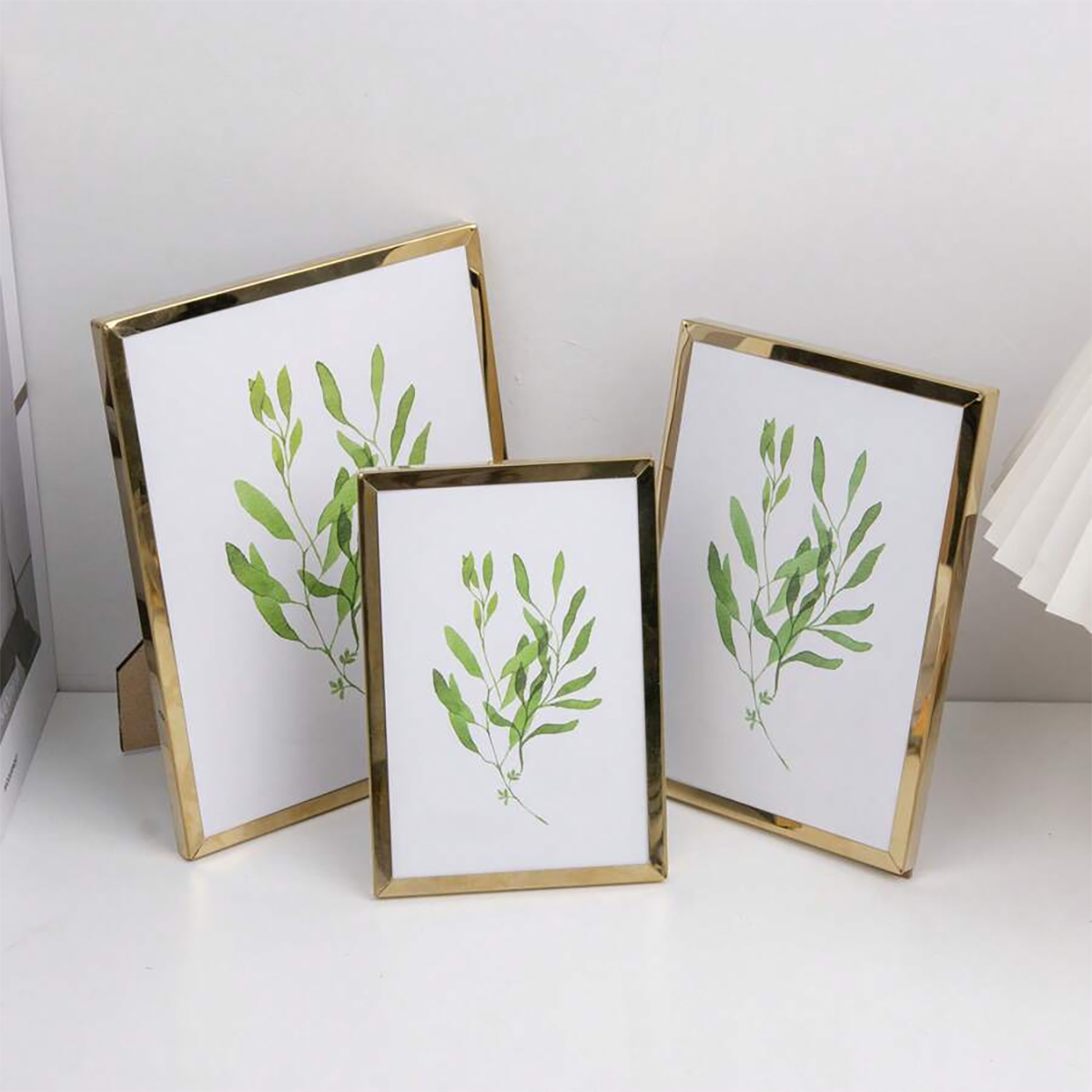 Bamboo Photo Frame - กรอบรูปสแตนเลสทรงสี่เหลี่ยมผืนผ้าแนวตั้ง สามารถใช้สำหรับแสดงภาพถ่ายส่วนตัว ภาพครอบครัว หรือภาพถ่ายที่ระลึก พร้อมทั้งช่วยเพิ่มความสวยงาม เหมาะสำหรับหลากหลายโอกาส